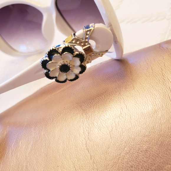 Sunglasses. White frame with snap embellishments. - Picture 4 of 5